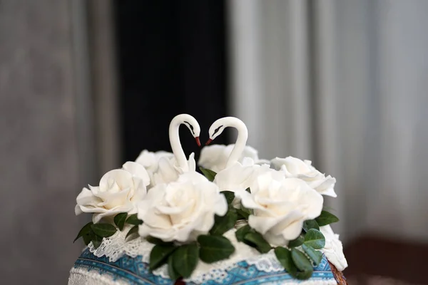 Bruidstaart Versierd Met Twee Zwanen Voorbereiding Van Het Huwelijksfeest — Stockfoto