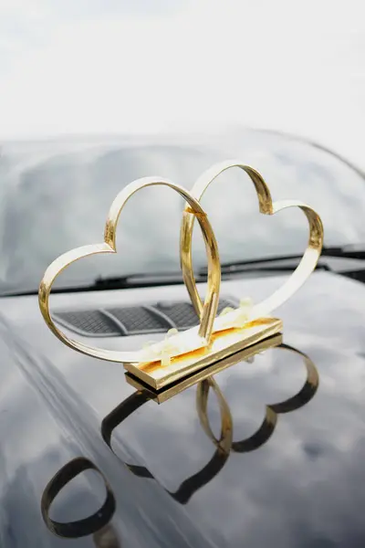 Decoration Form Two Golden Hearts Attached Hood Car — Stock Photo, Image
