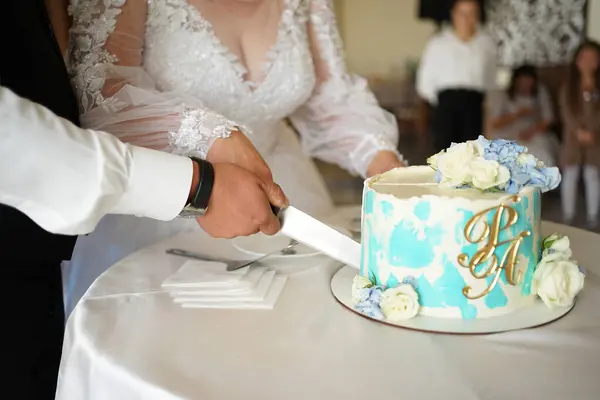 Durante Cerimônia Casamento Recém Casados Cortaram Bolo Casamento Celebração Casamento — Fotografia de Stock