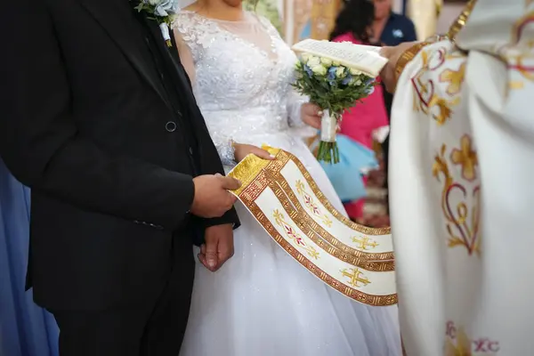 Время Церковной Свадьбы Жених Невеста Держатся Эпитахил Символизирует Благословенные Дары — стоковое фото