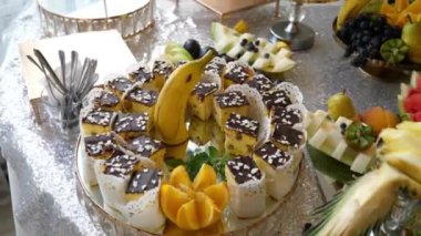 Tatlı kekler, hamur işleri ve meyveler güzel bir şekilde açık büfe masasına serilmiş. Şenlikli tatlı masa.