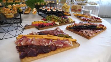 Festival masasında et yemekleri, sosisler, zeytinler ve sebzeler servis edilir. Festival masasının dekorasyonu.