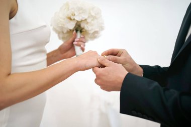 Düğün sırasında damat gelinin parmağına bir alyans takar. Düğün gelenekleri..