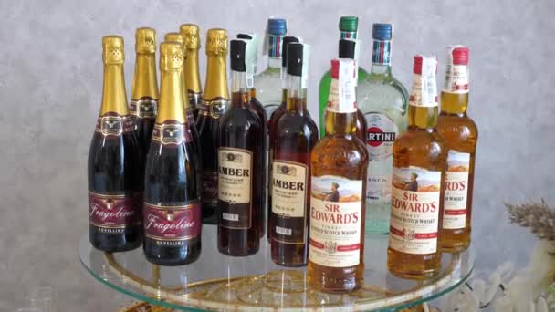 Una Varietà Bevande Alcoliche Sono Disposte Sullo Scaffale Del Tavolo — Video Stock