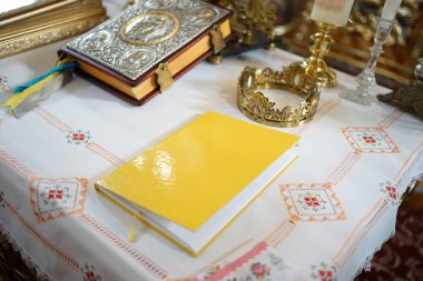 Başkentteki kilisede İncil. Kilisede düğün töreni..                                      