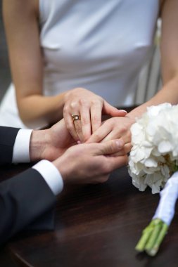 Düğün sırasında, gelin ve damat el ele tutuşur. Aşk ve evlilik.