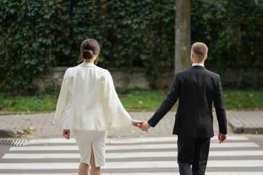 Genç çift el ele tutuşuyor. Aşk ve ilişkiler.