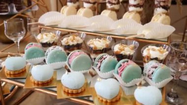 Tatlı kekler ve pastalar güzel bir şekilde açık büfe masasının üzerine serilmiş. Şenlikli tatlı masa.