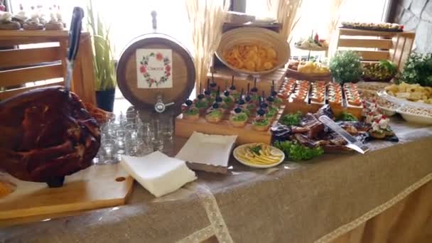Στο Γιορτινό Τραπέζι Σερβίρονται Κρεατικά Λουκάνικα Ελιές Και Λαχανικά Διακόσμηση — Αρχείο Βίντεο