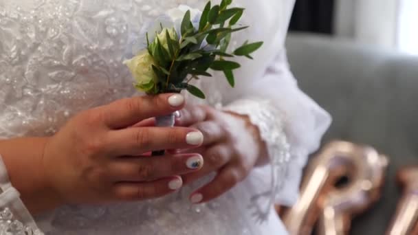 花嫁は彼女の手に美しいバラを抱いています 結婚式の準備について — ストック動画