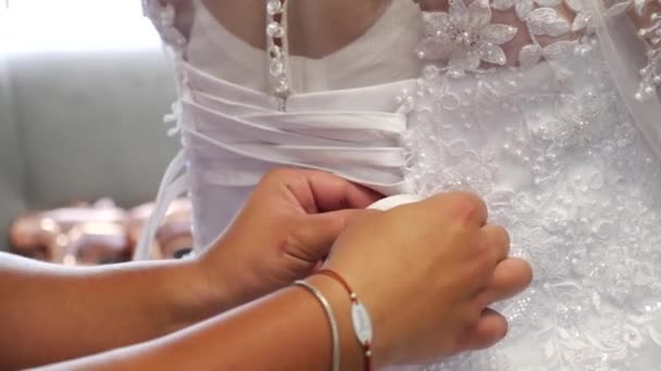 Amigo Noiva Ajuda Vestir Seu Vestido Noiva Amarrando Atacadores Nas — Vídeo de Stock
