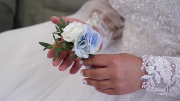 花嫁は薔薇を見ている 結婚式の準備について — ストック動画