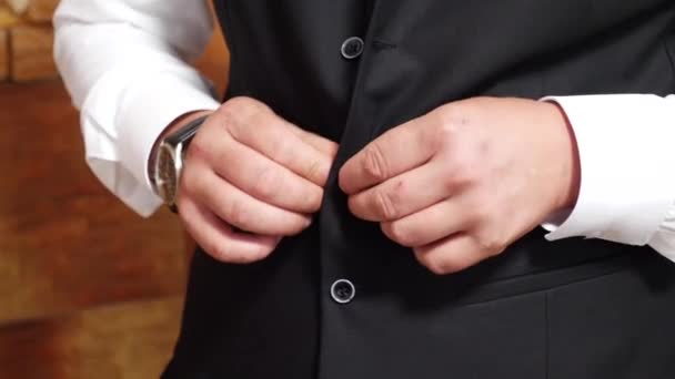 Ένας Άντρας Κουμπώνει Κουμπί Μιας Μαύρης Μπλούζας Κομψά Ρούχα Διακοπών — Αρχείο Βίντεο