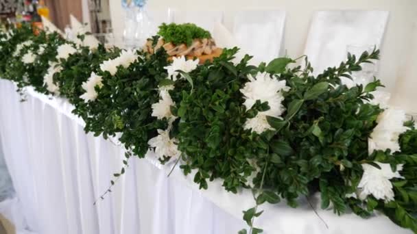 Decoração Periwinkle Flores Brancas Decora Mesa Festiva — Vídeo de Stock