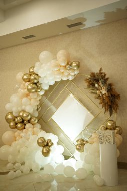 Yeni evliler toplantısı için dekore edilmiş bir duvar. Düğün kutlaması.                               