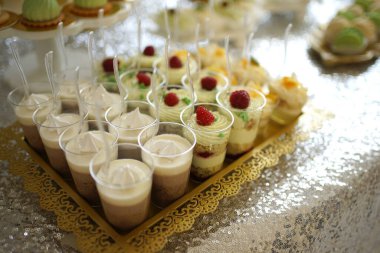 Tatlı masa böğürtlenlerle süslenmiş. Şenlikli tatlı masası..                 