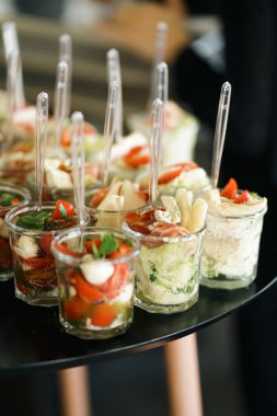 Tatlı masa böğürtlenlerle süslenmiş. Şenlikli tatlı masası..