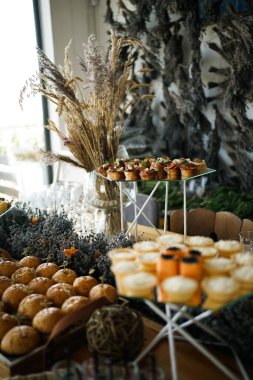 Jambonlu, sosisli ve peynirli kanepeler açık büfe masasında. Festival masasının dekorasyonu.