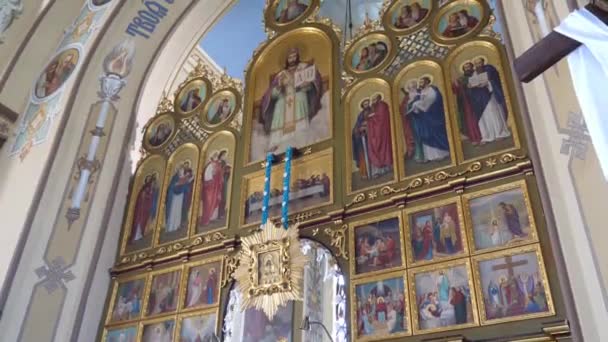 Interiör Arkitektur Ortodox Kyrka Med Målning Ikonostas Och Hängande Central — Stockvideo