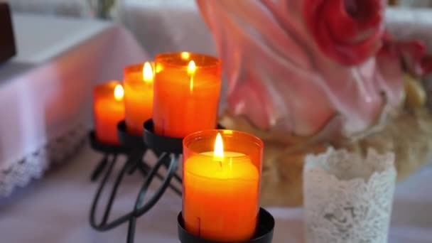 Oranje Kaarsen Branden Kerk Tijdens Dienst — Stockvideo