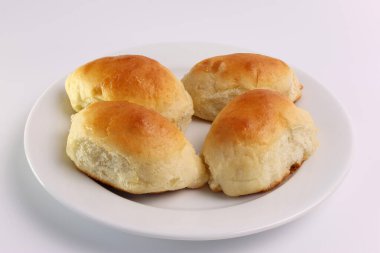 Beyaz bir tabakta elmalı taze pişmiş turtalar. Lezzetli ve besleyici hamur işleri. Ev yemekleri..