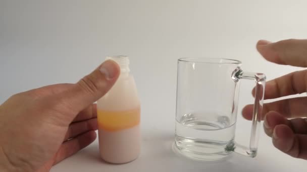 Χύνεται Νερό Στη Φιάλη Του Φαρμάκου Για Σχηματιστεί Διάλυμα Παρασκευή — Αρχείο Βίντεο