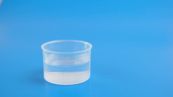 Solución Medicinal Prepara Goteando Medicamento Una Taza Dosificadora Con Agua — Vídeos de Stock