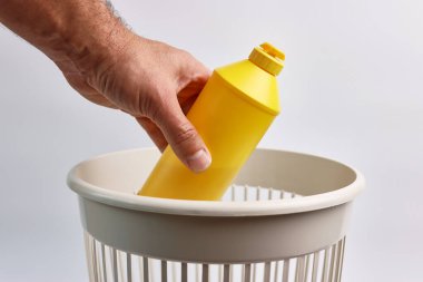 Deterjanın plastik şişesi geri dönüşüm için çöpe atılıyor..