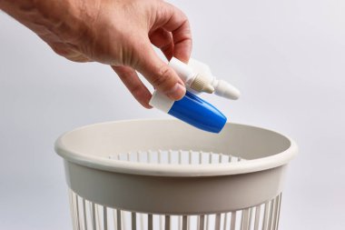 Tarihi geçmiş ilaç şişeleri geri dönüşüm ya da imha için çöpe atılıyor..