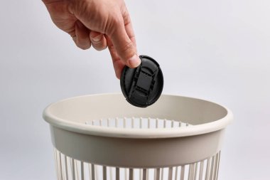 Kırık bir lens kapağı geri dönüşüm için çöpe atılır..