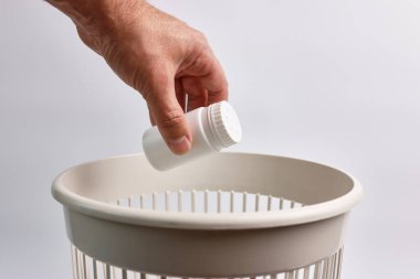 Kozmetikten gelen plastik ambalajlar geri dönüşüm ya da imha için çöpe atılıyor.