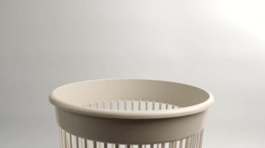 Deterjanın plastik şişesi geri dönüşüm için çöpe atılıyor..