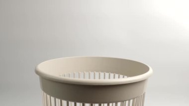 Kırık bir plastik su geçirmez akıllı telefon kutusu geri dönüşüm ya da imha için çöpe atılır..