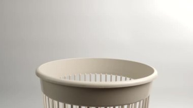 Kozmetikten gelen plastik ambalajlar geri dönüşüm ya da imha için çöpe atılıyor.