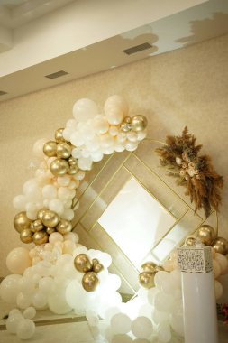 Yeni evliler toplantısı için dekore edilmiş bir duvar. Düğün kutlaması.                               