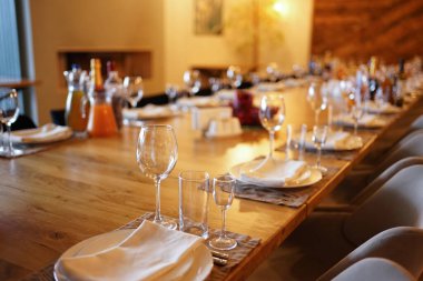 Festival masası tabaklar, peçeteler ve bardaklarla kaplı..