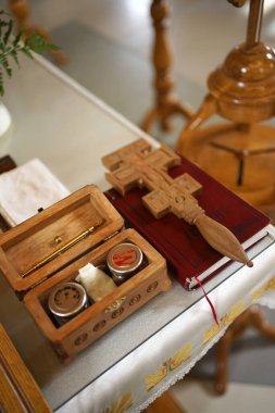 Kilisenin kutsamak için kullandığı eşyalar. Hıristiyan inananların kutsanması.