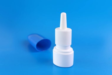 Mavi arka planda damlalar şeklinde bir ilaç şişesi..