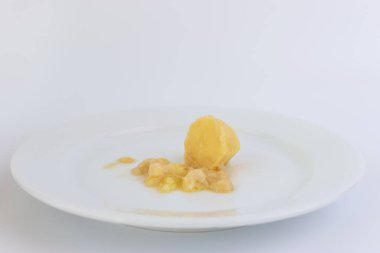 Minyatür bir rende ve beyaz bir tabakta rendelenmiş patates..