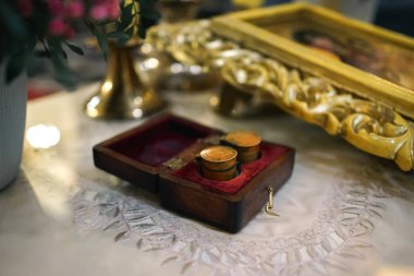 Kilisenin kutsamak için kullandığı eşyalar. Hıristiyan inananların kutsanması.