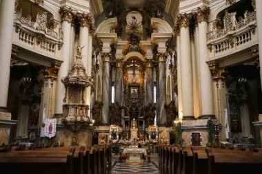 Yunan Katolik Kilisesi, taht, ikonostaz ve diğer kilise objeleri.