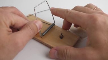 Bir insan fare kapanına uyuşturucu iksiri şeklinde tuzak kurar. Uyuşturucu bağımlılığı kavramı.