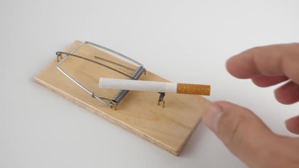 Ein Mann Ließ Sich Von Einer Zigarette Verführen Und Tappte — Stockvideo