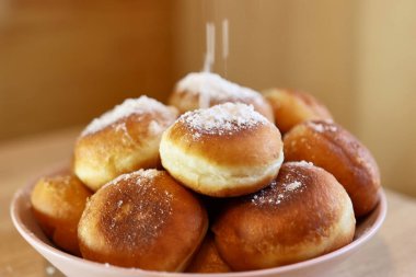 Tatlı dolgulu taze çörekler üzerine pudra şekeri serpilmiş..