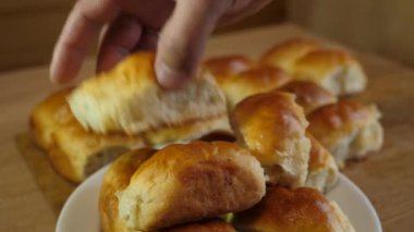 Elma dolgulu taze turtalar, fırından yeni çıkmış, beyaz bir tabakta sunuluyor. Nefis ev yapımı tatlı..