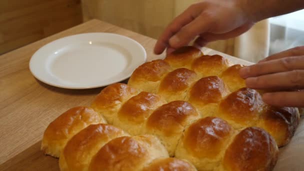 Pasteles Frescos Rubios Recién Sacados Del Horno Colocan Plato Blanco — Vídeo de stock