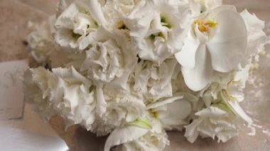Yumuşak bir buket beyaz çiçek ve orkide. Kutlama için hazırlık..