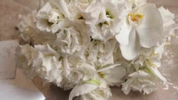 Ніжний Святковий Букет Білих Квітів Орхідей Підготовка Святкування — стокове відео