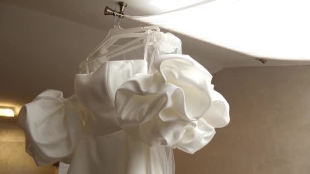 Hermoso Vestido Novia Blanco Cuelga Habitación Preparación Para Ceremonia Boda — Vídeos de Stock