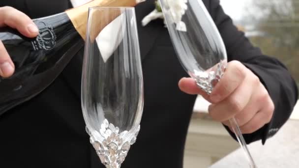 Bir Adam Şenlikli Bardaklara Şampanya Dolduruyor — Stok video